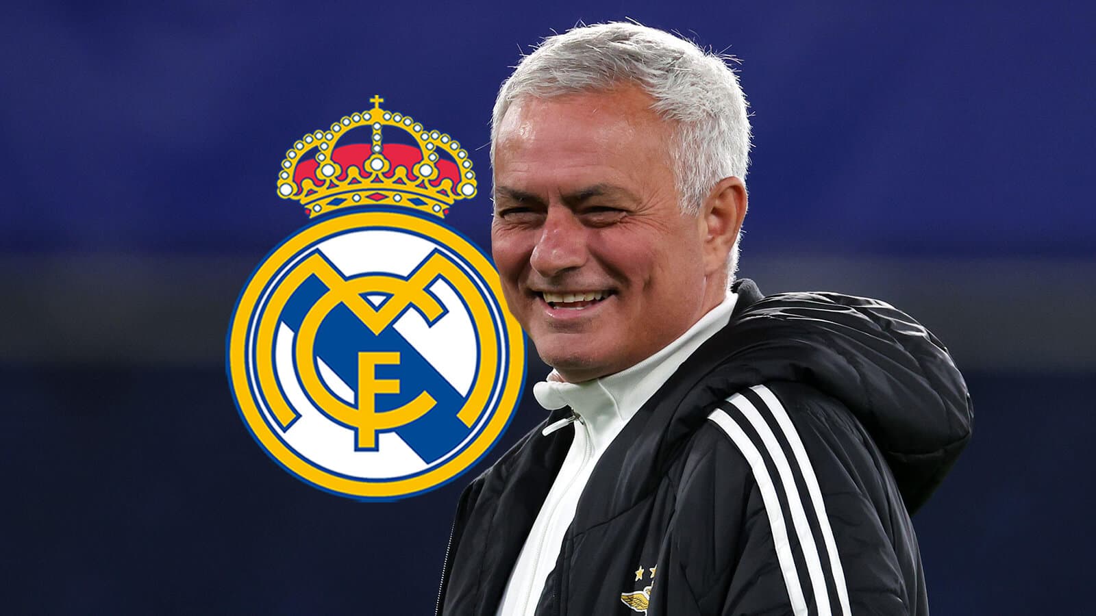 Entrenador sonriente con logo del Real Madrid