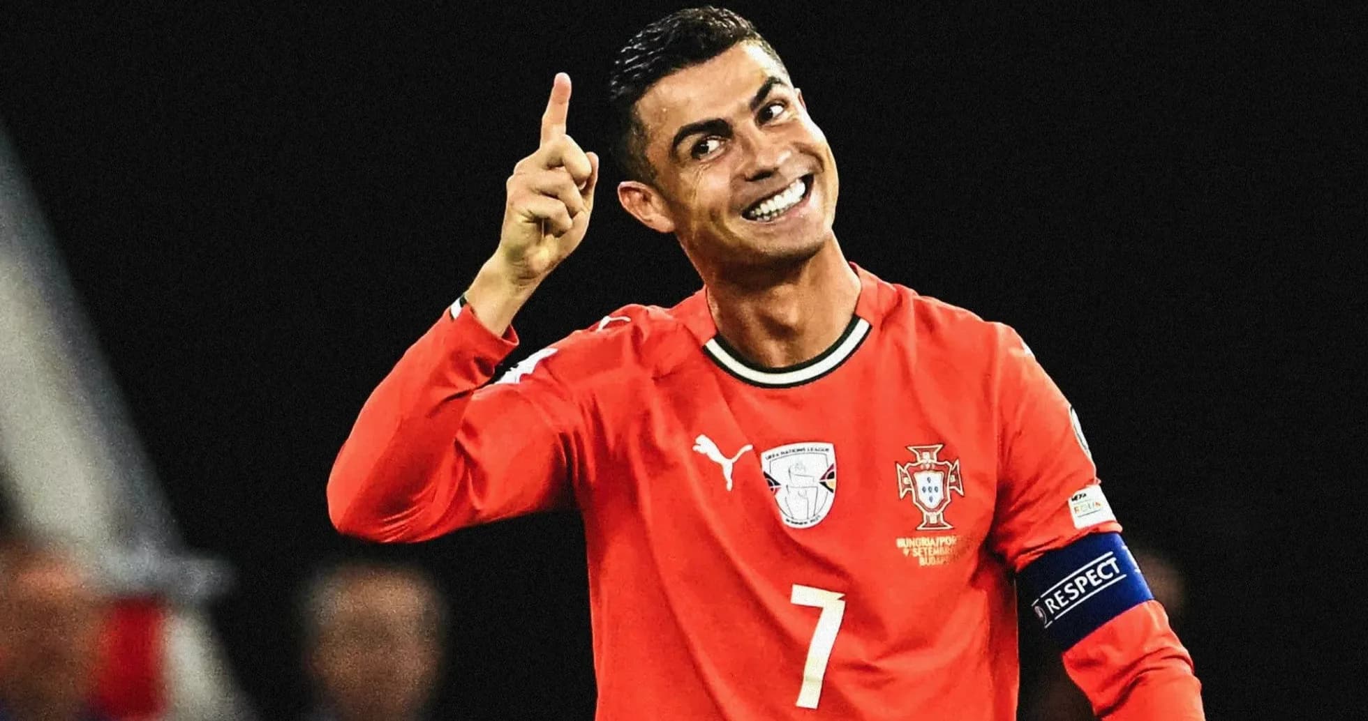 Cristiano Ronaldo celebrando con la mano levantada