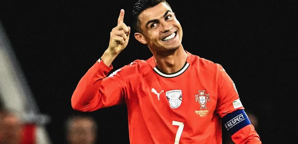 Cristiano Ronaldo celebrando con la mano levantada