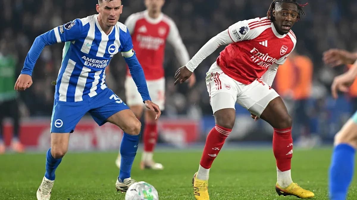 Jugadores de Brighton y Arsenal compitiendo por el balón