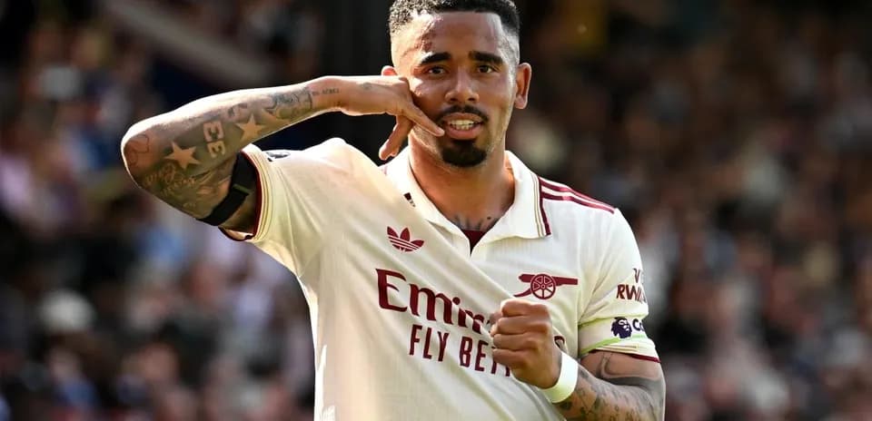 Jugador de Arsenal celebrando un gol con gesto