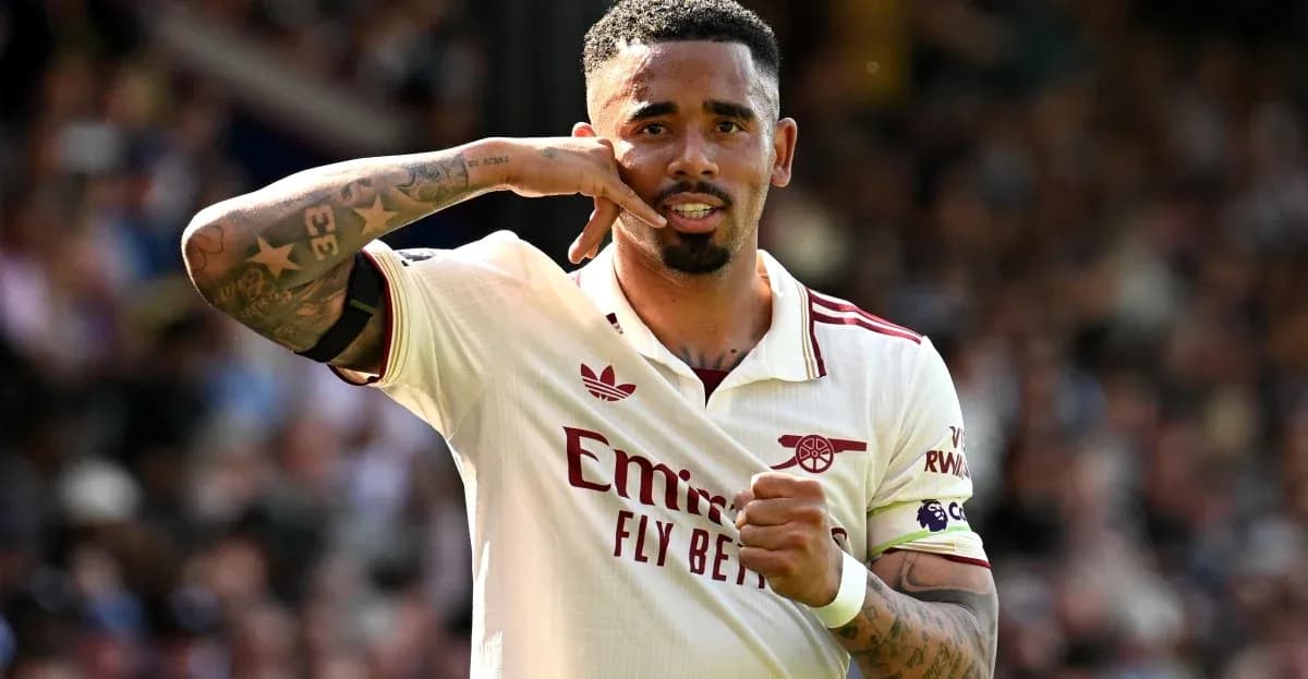 Jugador de Arsenal celebrando un gol con gesto
