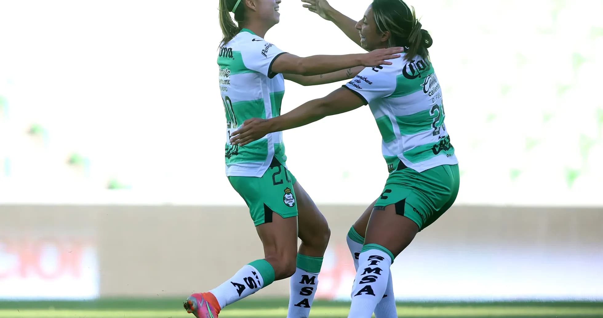 Jugadoras de Querétaro celebrando un gol