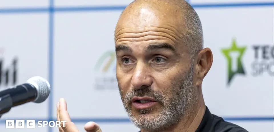 Entrenador hablando en una rueda de prensa
