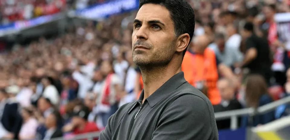 Entrenador observando el partido desde la línea lateral