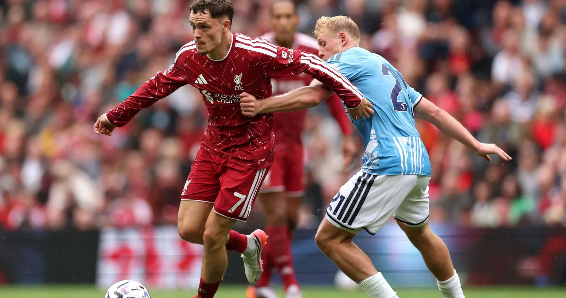 Jugador de Liverpool driblando a oponente