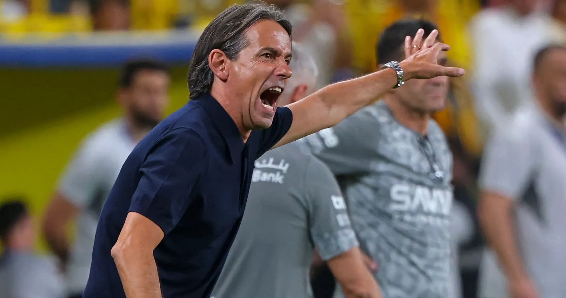 Entrenador dirigiendo a su equipo durante el partido