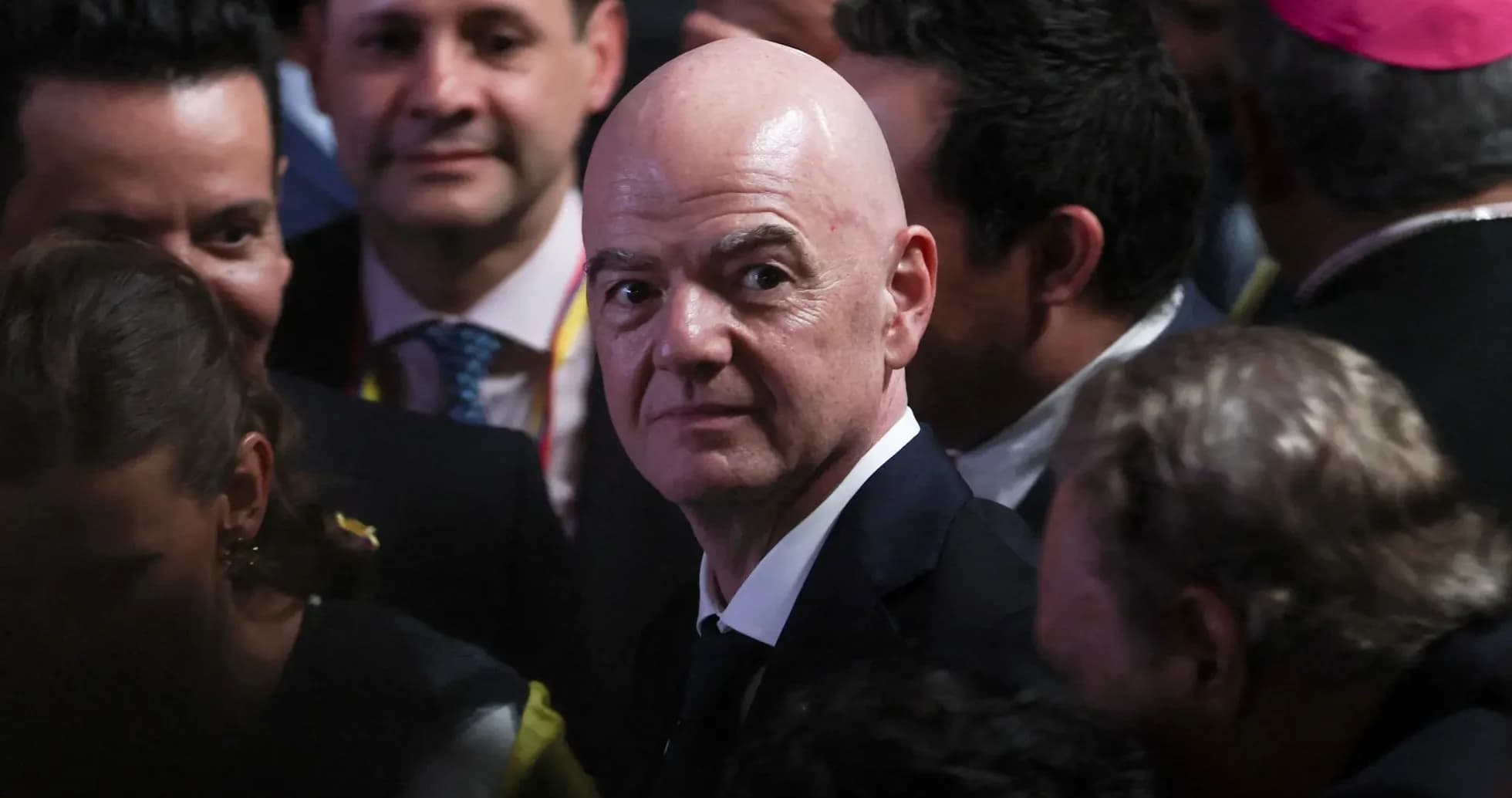 Gianni Infantino en medio de un grupo de personas