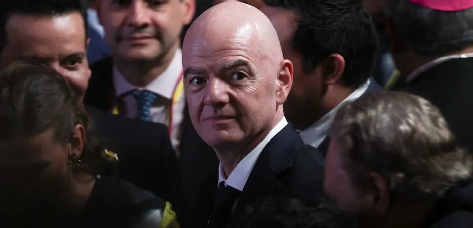 Gianni Infantino en medio de un grupo de personas