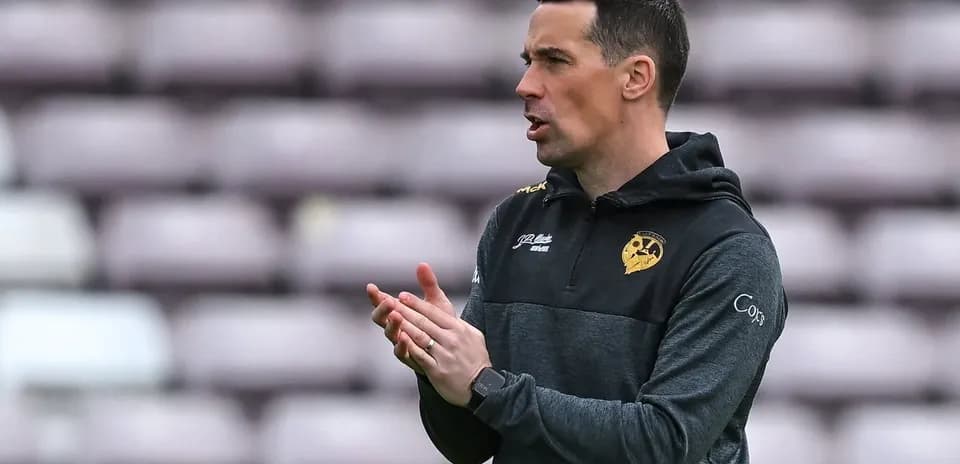 Entrenador dando instrucciones durante la práctica
