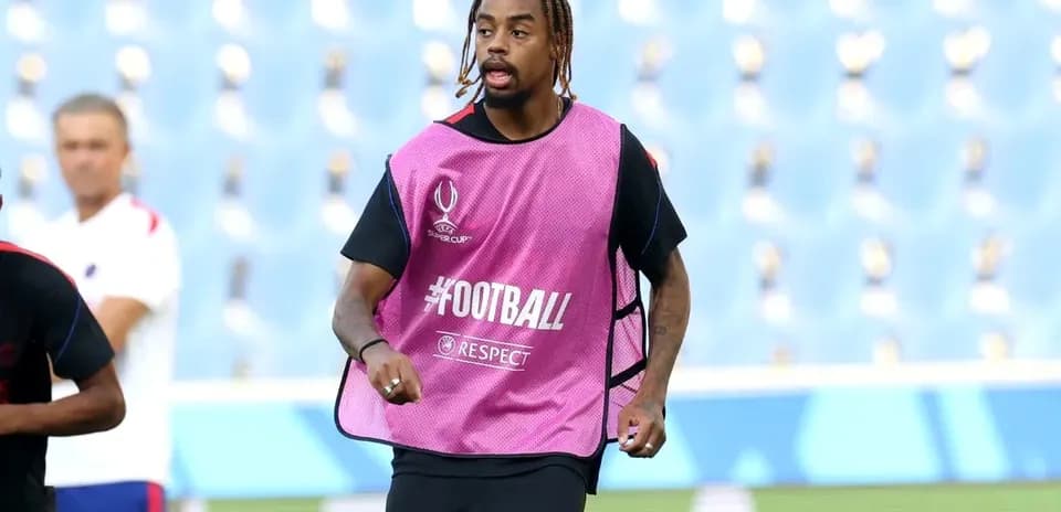 Jugador entrenando con pechera en el campo