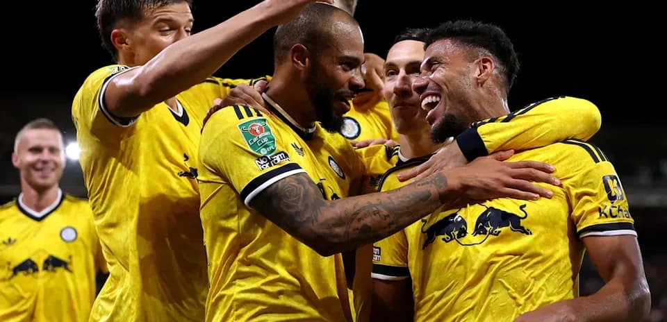 Jugadores celebrando un gol en el campo