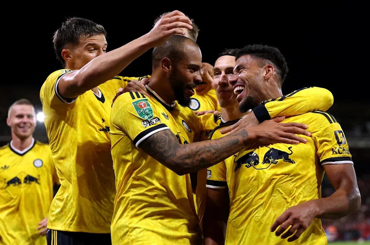 Jugadores celebrando un gol en el campo