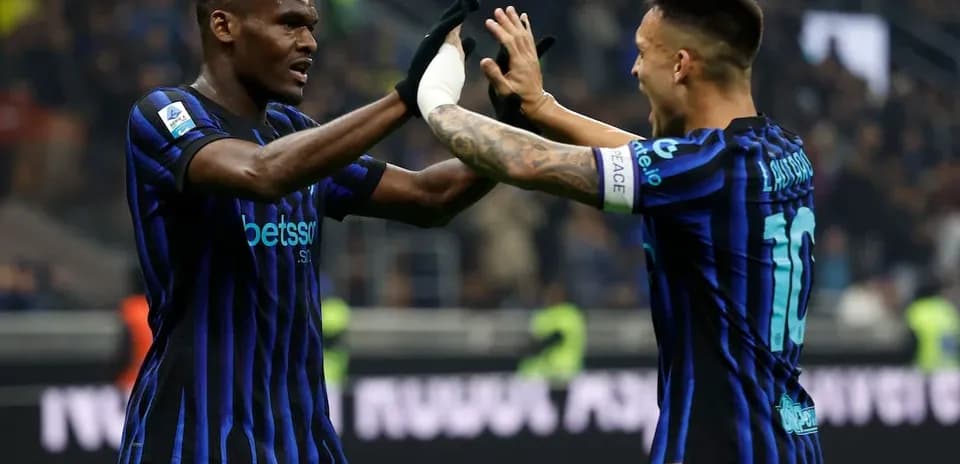 Dos jugadores de Inter celebrando un gol