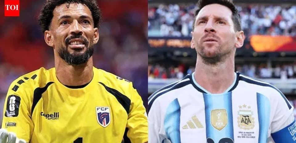 Portero y delantero en partido de fútbol