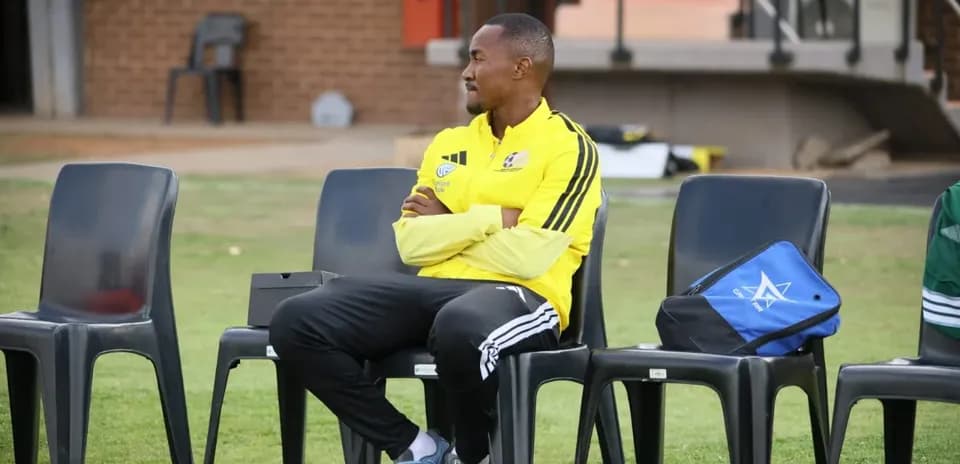 Entrenador sentado en banco durante sesión de entrenamiento