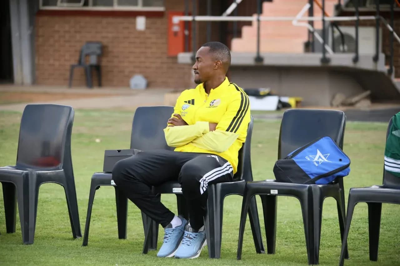 Entrenador sentado en banco durante sesión de entrenamiento