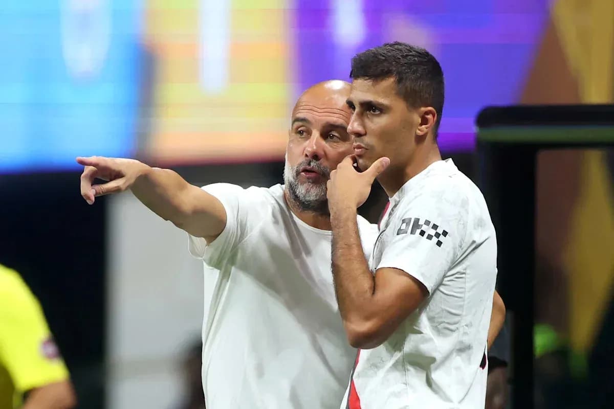 Entrenador hablando con jugador durante el partido