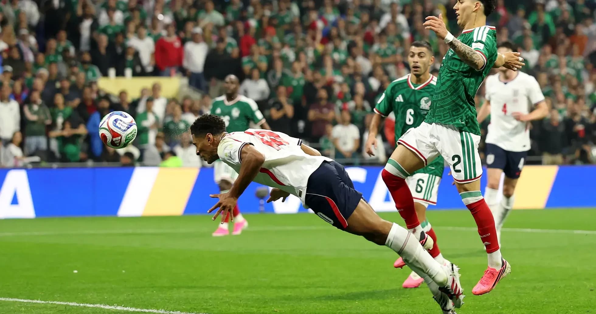 Jugador inglés lanzándose por el balón