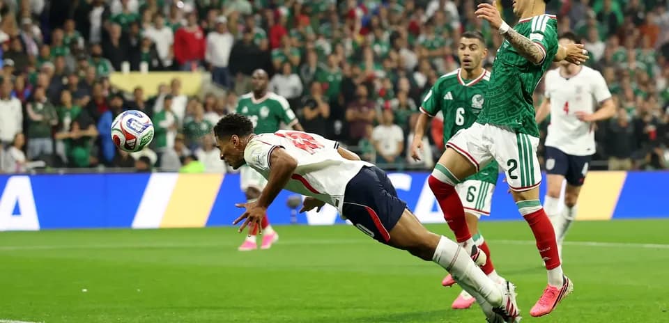 Jugador inglés lanzándose por el balón