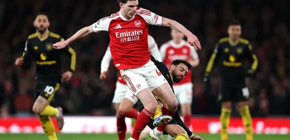 Jugador de Arsenal evitando una entrada durante el partido