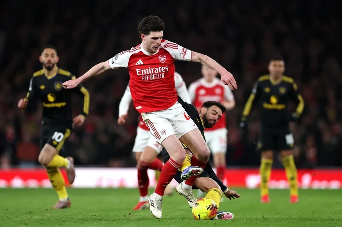 Jugador de Arsenal evitando una entrada durante el partido