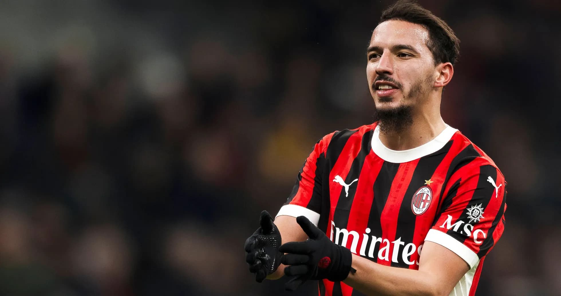 Jugador de AC Milan aplaudiendo en el campo