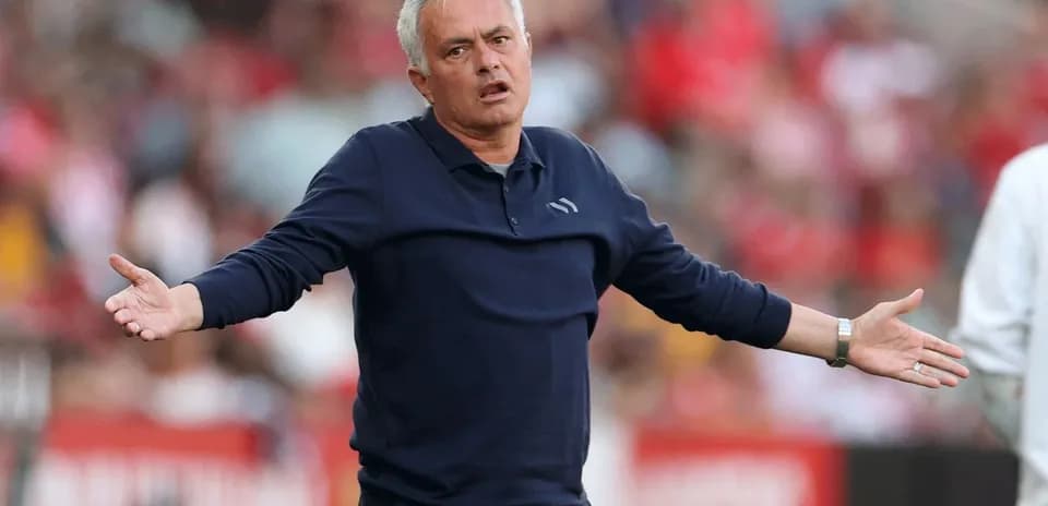 Entrenador gesticulando en el banquillo durante el partido