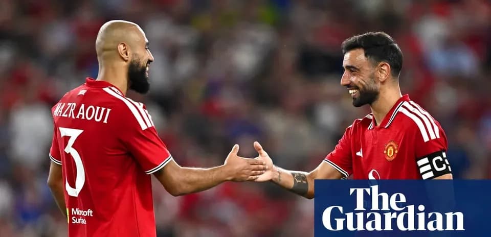 Dos jugadores de Manchester United se saludan en el campo
