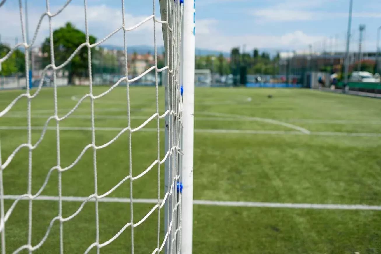 Red de una portería en campo de fútbol