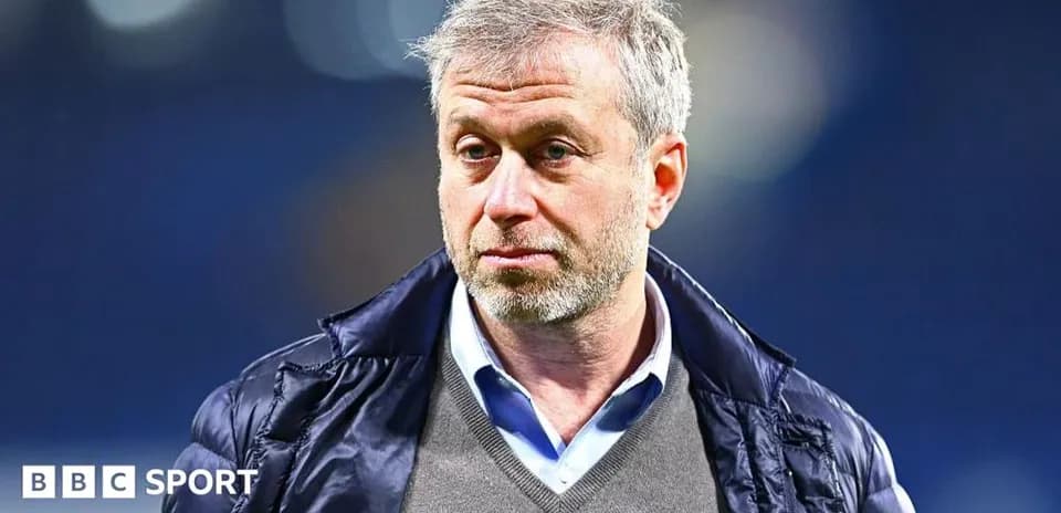 Hombre con chaqueta observando en un estadio