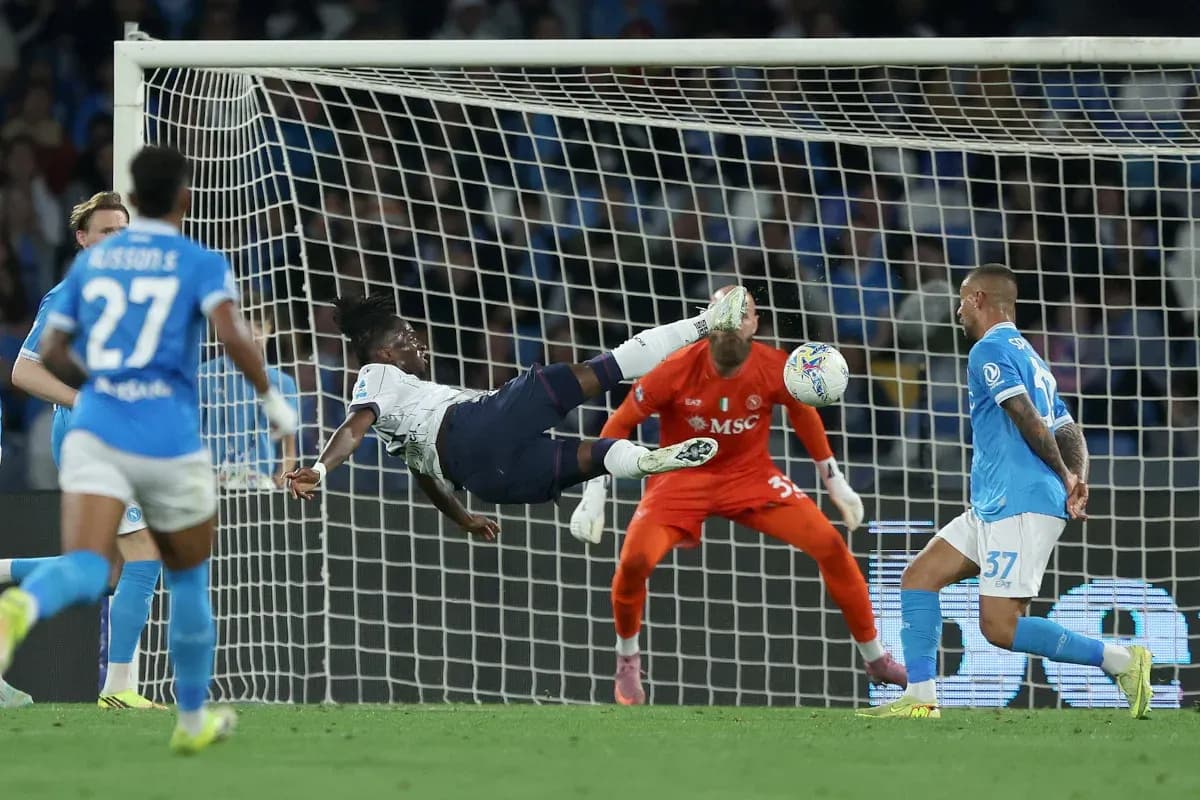 Jugador realizando una chilena en el partido