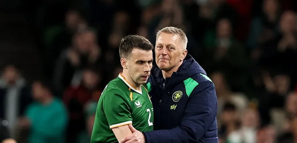 Jugador de Irlanda siendo consolado por el entrenador