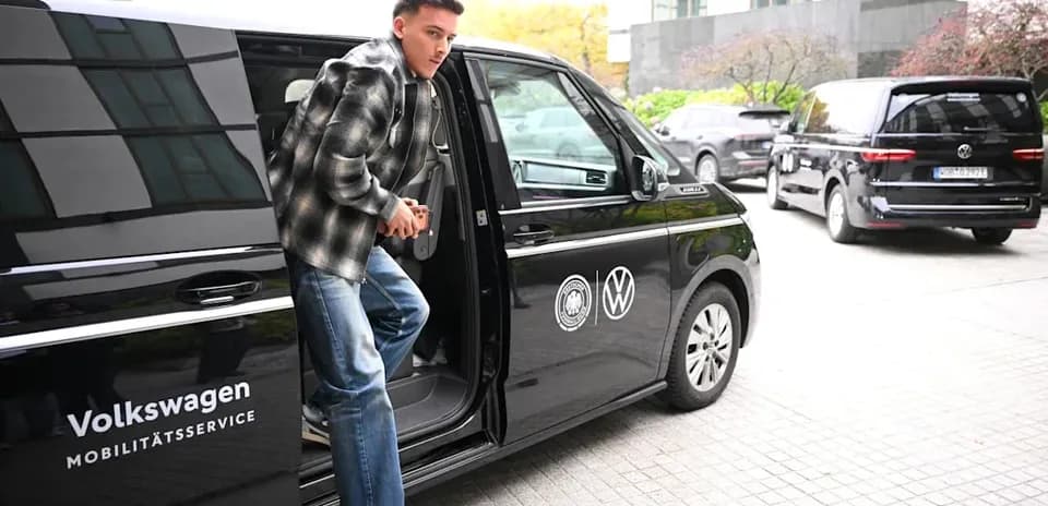 Jugador saliendo de vehículo Volkswagen en la calle