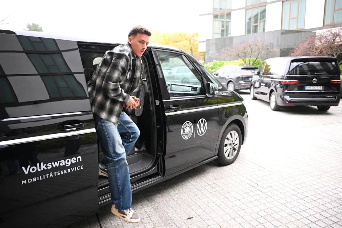 Jugador saliendo de vehículo Volkswagen en la calle