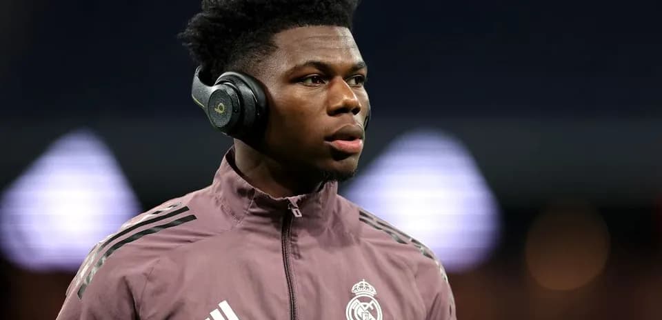 Jugador de Real Madrid con auriculares en calentamiento