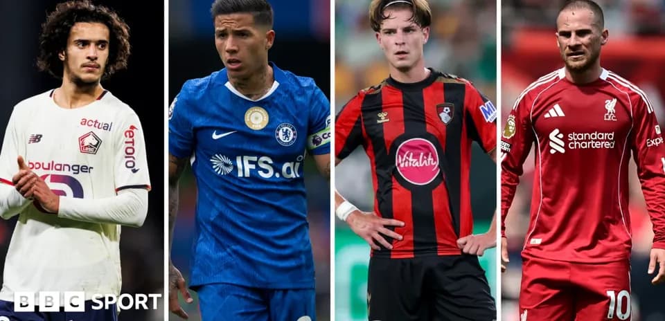 Cuatro futbolistas en sus respectivos uniformes de club