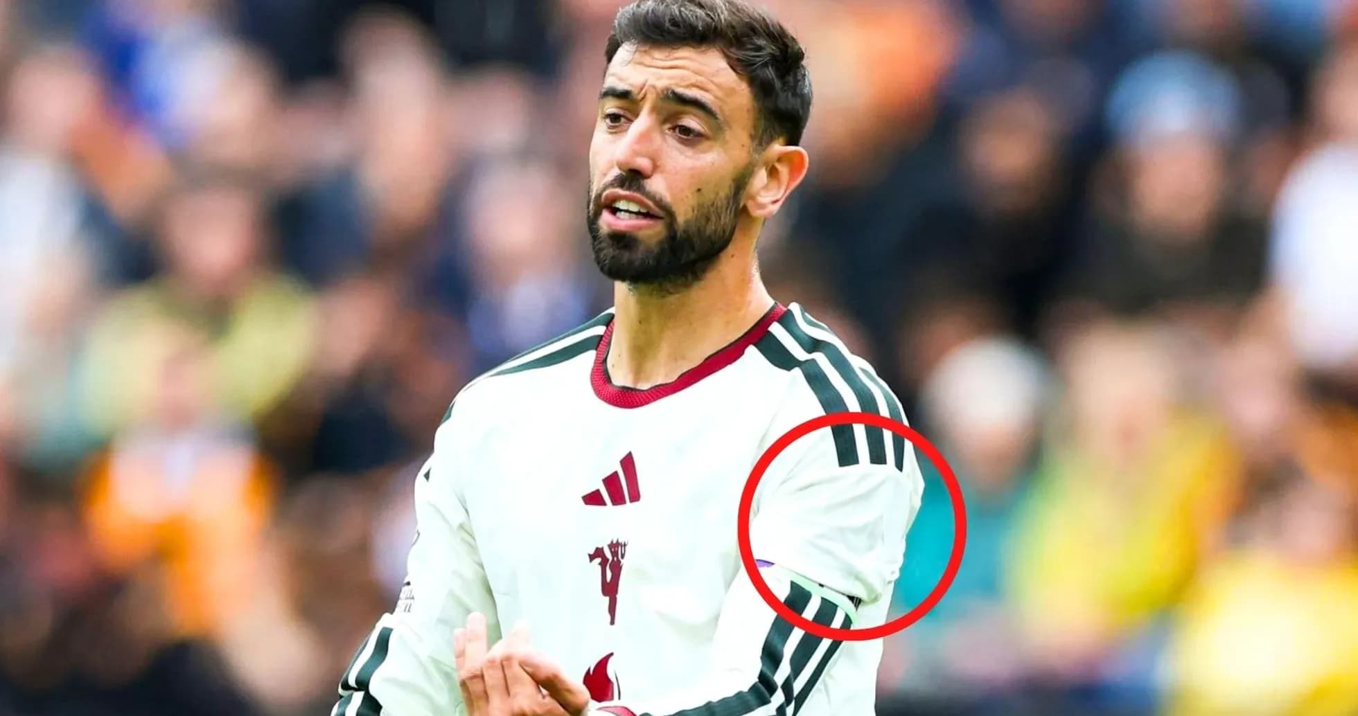 Jugador mostrando su camiseta durante el partido