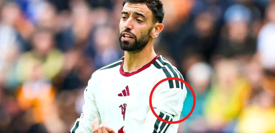 Jugador mostrando su camiseta durante el partido