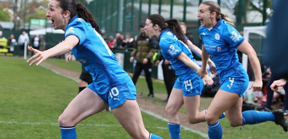 Jugadoras celebrando un gol en el partido