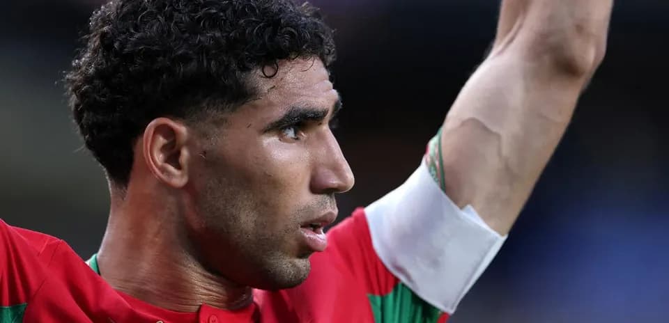 Jugador de Marruecos levantando el brazo en el campo