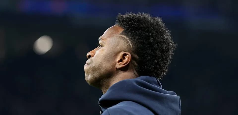 Jugador observando el partido desde la línea de banda