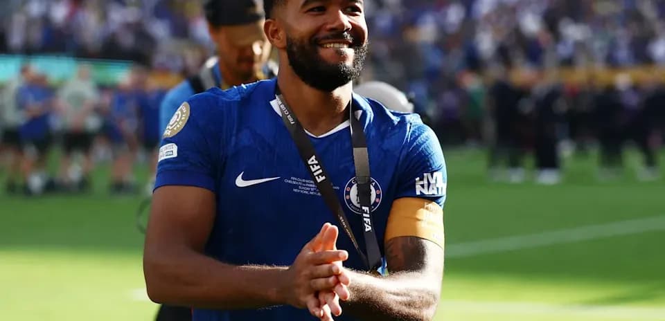 Jugador de Chelsea celebrando con medalla en el campo