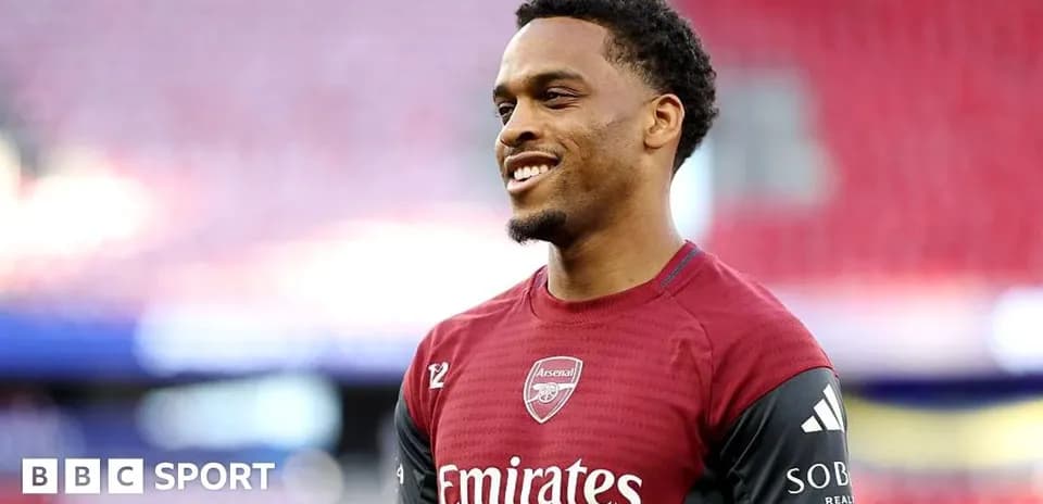 Jugador de Arsenal sonriendo en el campo