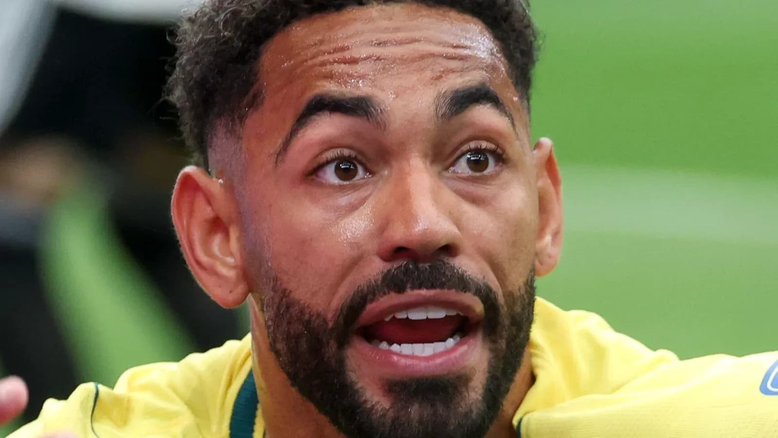 Jugador de fútbol en acción durante un partido