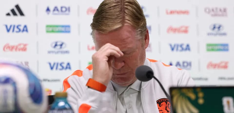 Entrenador en conferencia de prensa con la cabeza agachada