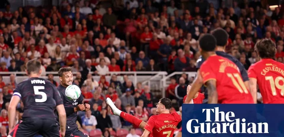 Jugador lanzando el balón en partido de fútbol