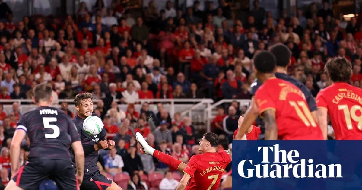 Jugador lanzando el balón en partido de fútbol