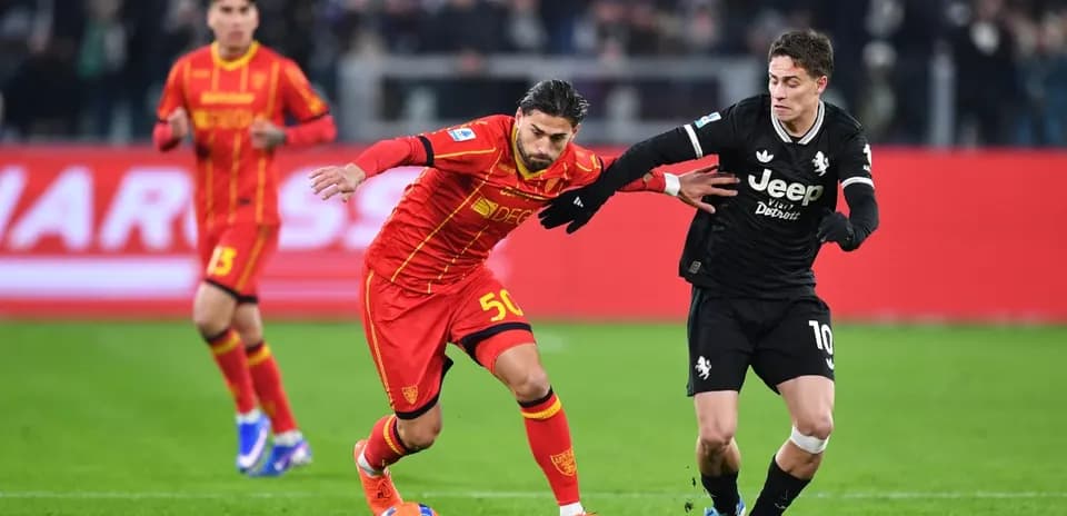 Jugador de Lecce driblando a rival de Juventus