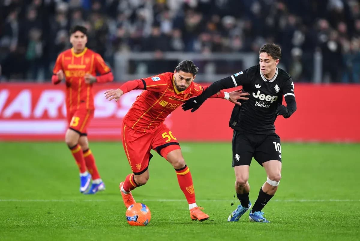 Jugador de Lecce driblando a rival de Juventus